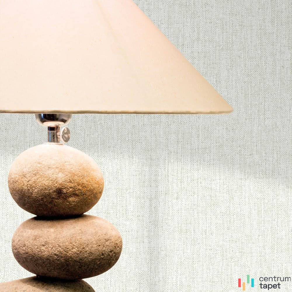 Lampa na podstawie z obłych brył i z jasnym kloszem na tle drobnej tapety 5058-1