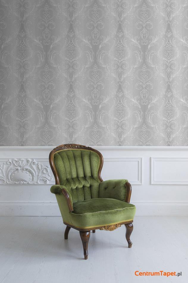 Srebrnoszary ornament Kensington 51-046 ponad białym panelem przy zielonym fotelu