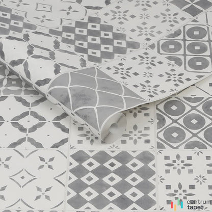 Rolka tapety Contour 103853 z kaflem we wzór łusek na tle patchworku szarych ornamentów