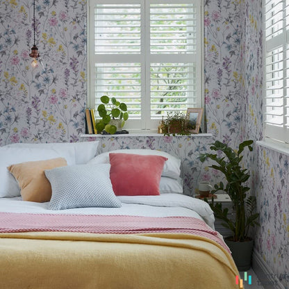 Laura Ashley 113363 wokół okna z białymi okiennicami nad jasną leżanką