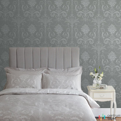 Laura Ashley 113383 za łóżkiem z wysokim szarym zagłówkiem i jasną pościelą