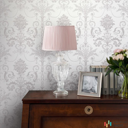 Tapeta w szary ornament nad ciemną konsolą z różową lampą i ramką
