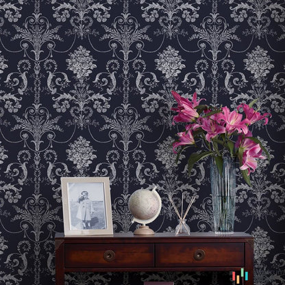 Laura Ashley 113386 za drewnianą konsolą z globusem i różowymi kwiatami