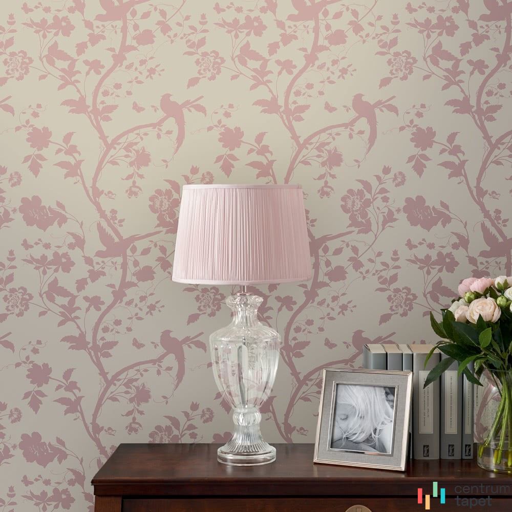 Laura Ashley 113389 za szklaną lampą z różowym abażurem i oprawioną fotografią