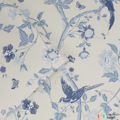 Niebieskie ptaki, motyle i liściaste kwiatowe pędy na jasnym tle Laura Ashley