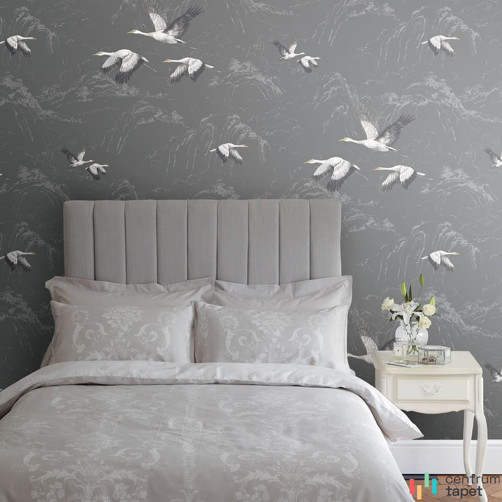 Laura Ashley 113393 za łóżkiem z pionowo dzielonym szarym zagłówkiem