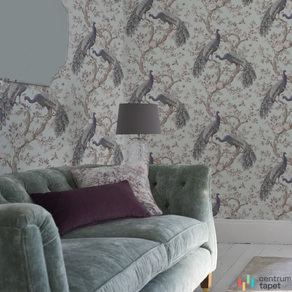 Tapeta Laura Ashley 113398 za zieloną sofą i ciemnofioletową poduszką