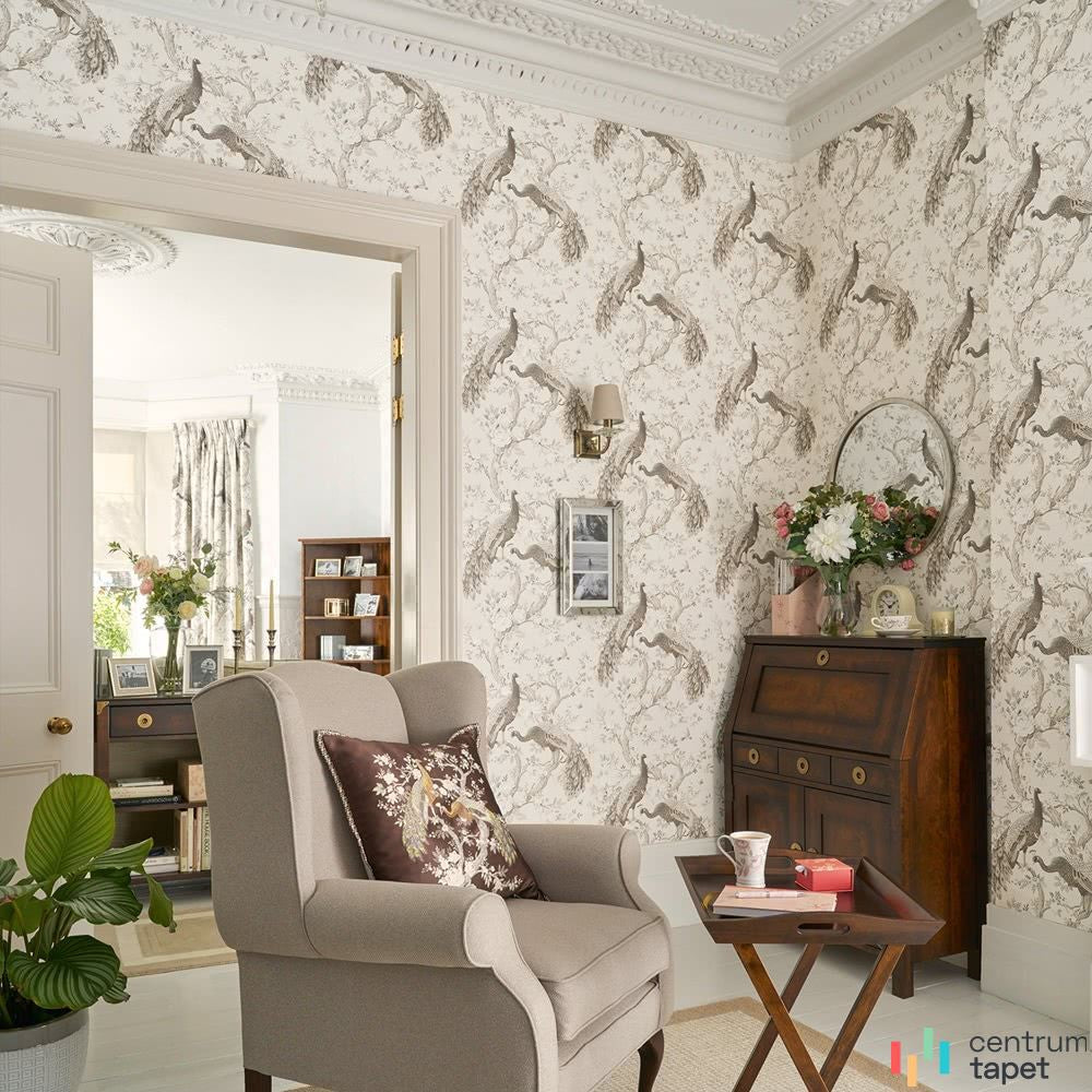 Laura Ashley 113399 za jasnym uszakiem, składanym stolikiem i drewnianym meblem