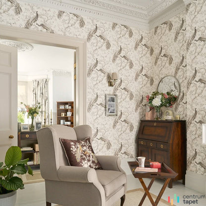 Laura Ashley 113399 za jasnym uszakiem, składanym stolikiem i drewnianym meblem