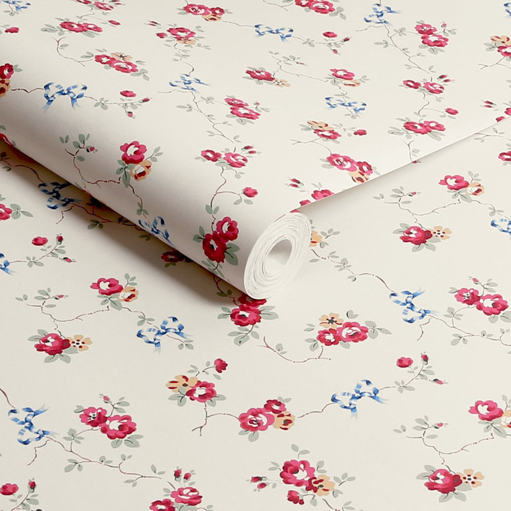 Rolka Cath Kidston 125511 z delikatnymi różanymi grupami na jasnym tle