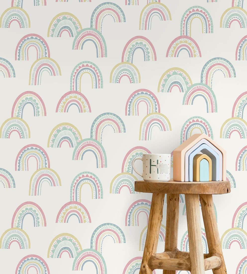 Jasna tapeta 13281 z pastelowymi tęczami za drewnianym stołkiem i zabawkowym domkiem