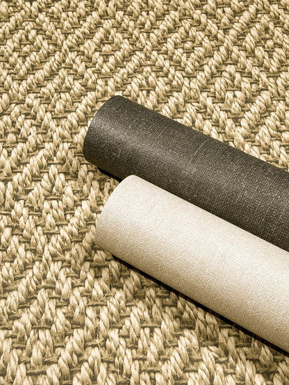Beżowa tapeta winylowa na fizelinie z motywem plecionki 45745