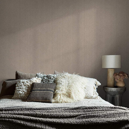 Tapeta na flizelinie ze wzorem jodełki w odcieniach beżu 140089