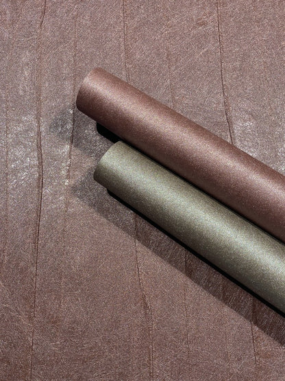 Metaliczna tapeta winylowa w odcieniach śliwkowego brązu 36612