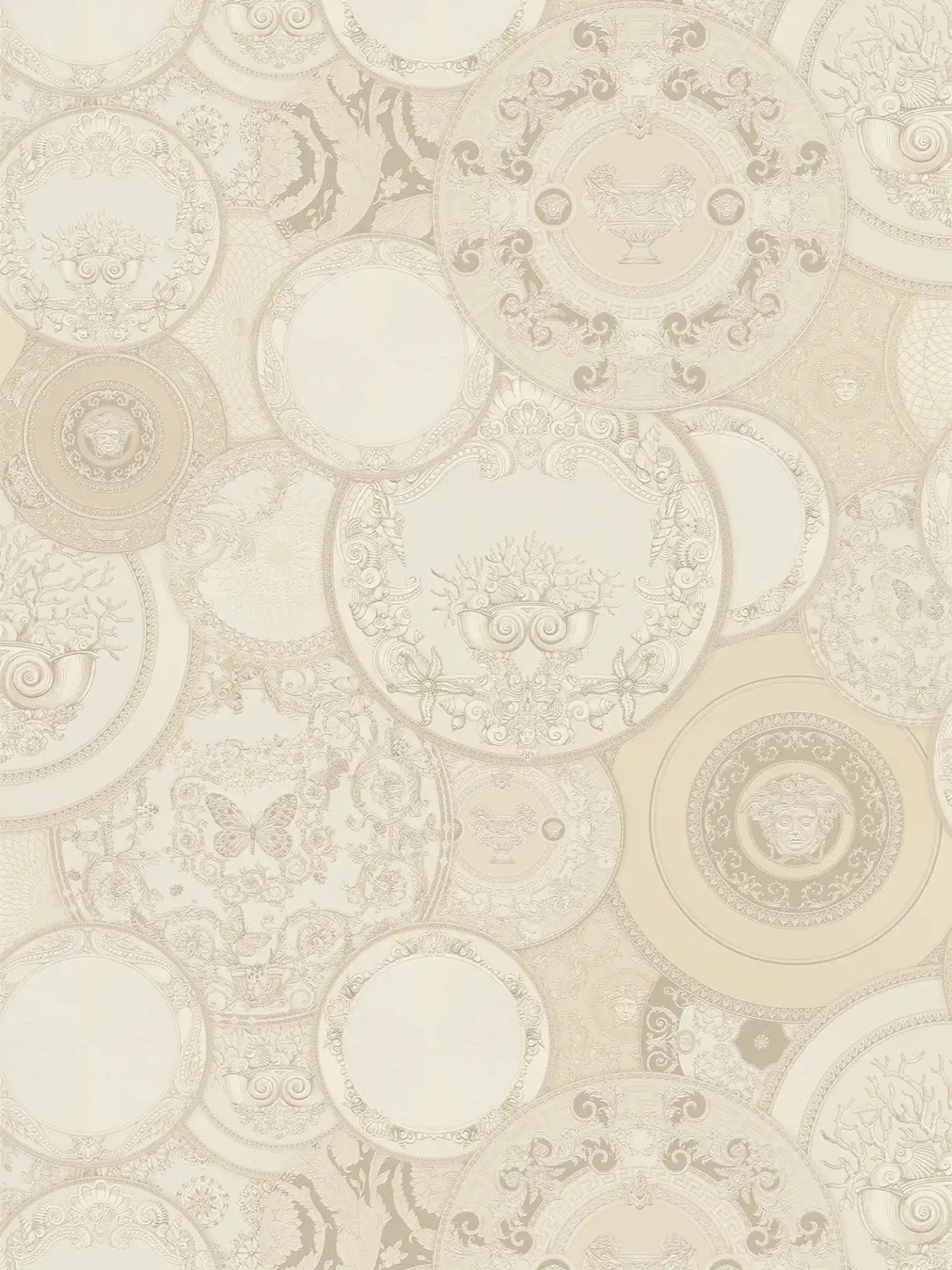 Kremowy kolaż dekoracyjnych talerzy i klasycznych ornamentów na tapecie Versace VI 79136-1