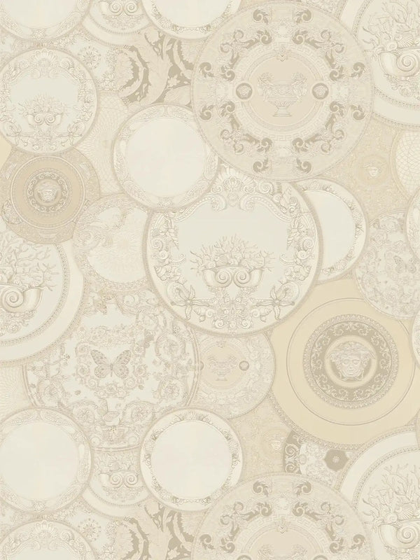 Kremowy kolaż dekoracyjnych talerzy i klasycznych ornamentów na tapecie Versace VI 79136-1