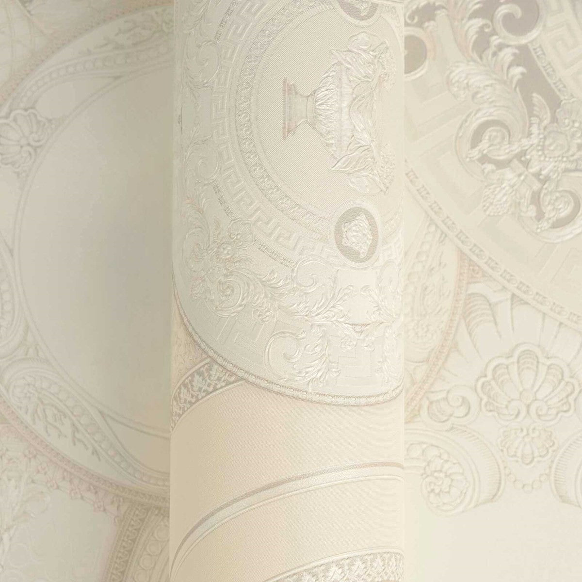Zbliżenie struktury i perłowych ornamentów tapety Versace VI 79136-1 na zwiniętym pasie