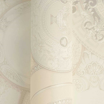 Zbliżenie struktury i perłowych ornamentów tapety Versace VI 79136-1 na zwiniętym pasie