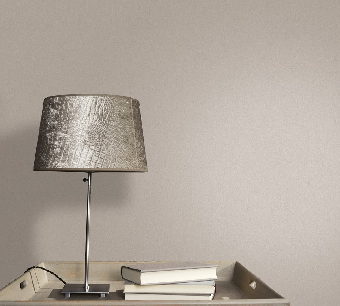 Lampa i książki na tle beżowej dekoracji Trendy 31336