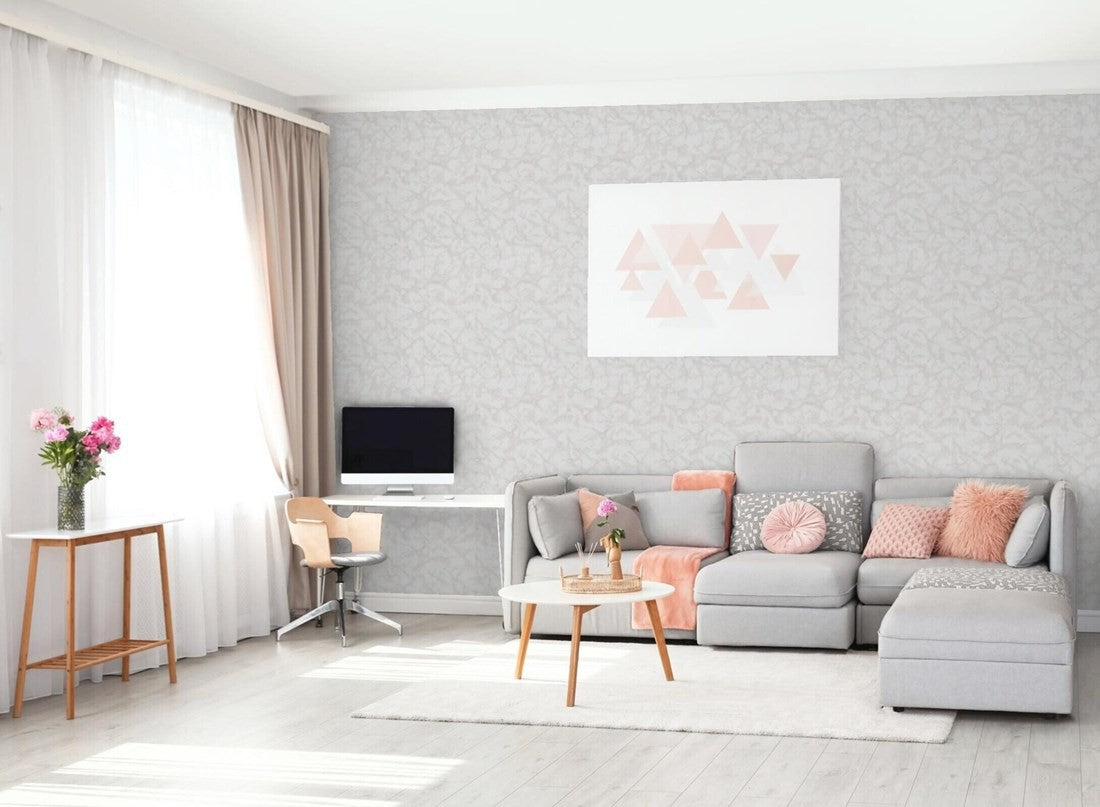 Jasna ściana Trendy 31802 przy szarej kanapie
