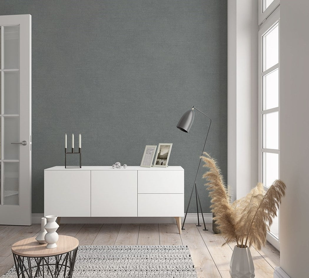 Szara tapeta Shades Iconic 32405 za białą komodą