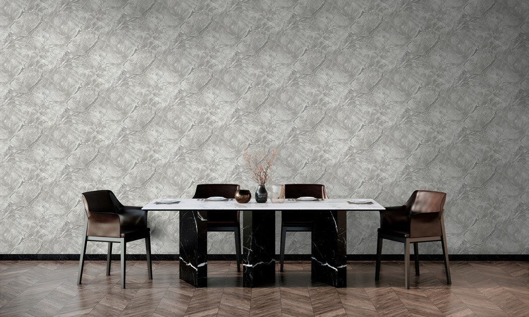 Szara tapeta 36282 z nieregularnym użyleniem na ścianie przy stole