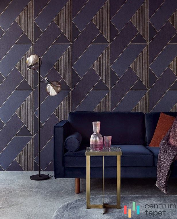 Granatowa geometryczna ściana przy ciemnej sofie i stojącej lampie