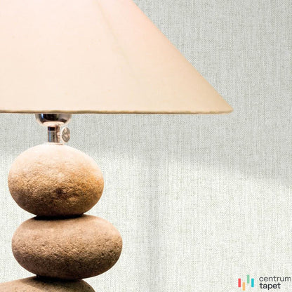 Lampa na podstawie z obłych brył i z jasnym kloszem na tle drobnej tapety 5058-1