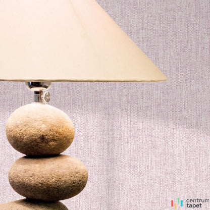 Lampa na podstawie z obłych brył i z jasnym kloszem na tle drobnej tapety 5058-3