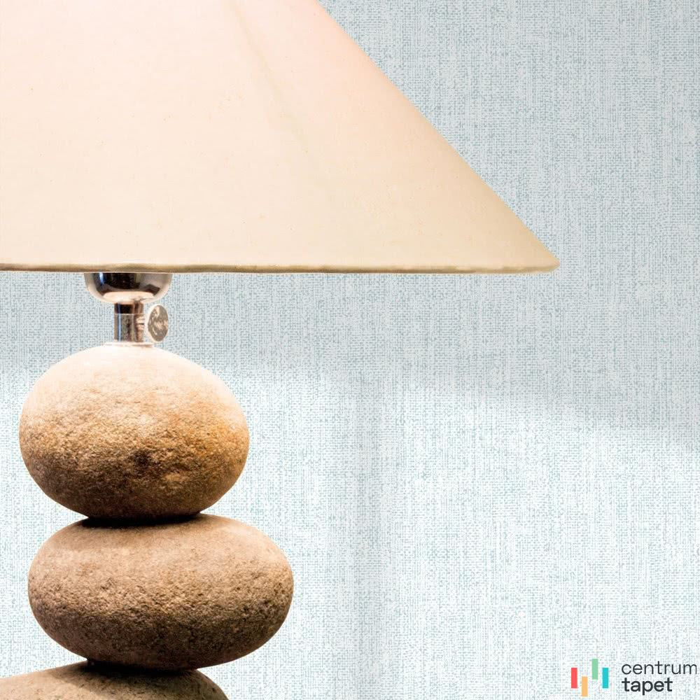 Lampa na podstawie z obłych brył i z jasnym kloszem na tle drobnej tapety 5058-6