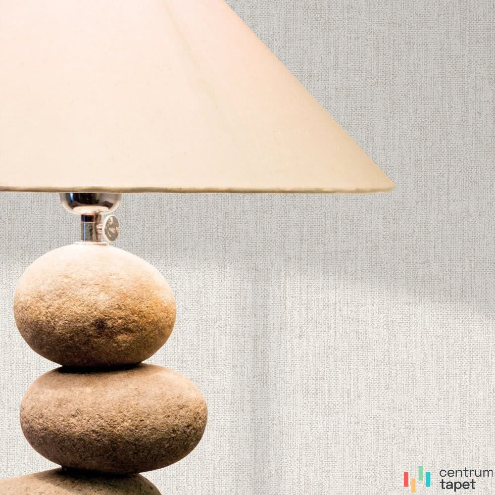 Lampa na podstawie z obłych brył i z jasnym kloszem na tle drobnej tapety 5058-8