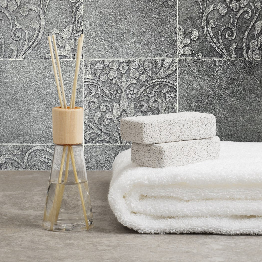 Szary patchwork za białymi ręcznikami i naczyniem z patyczkami Hailey Novamur 82252