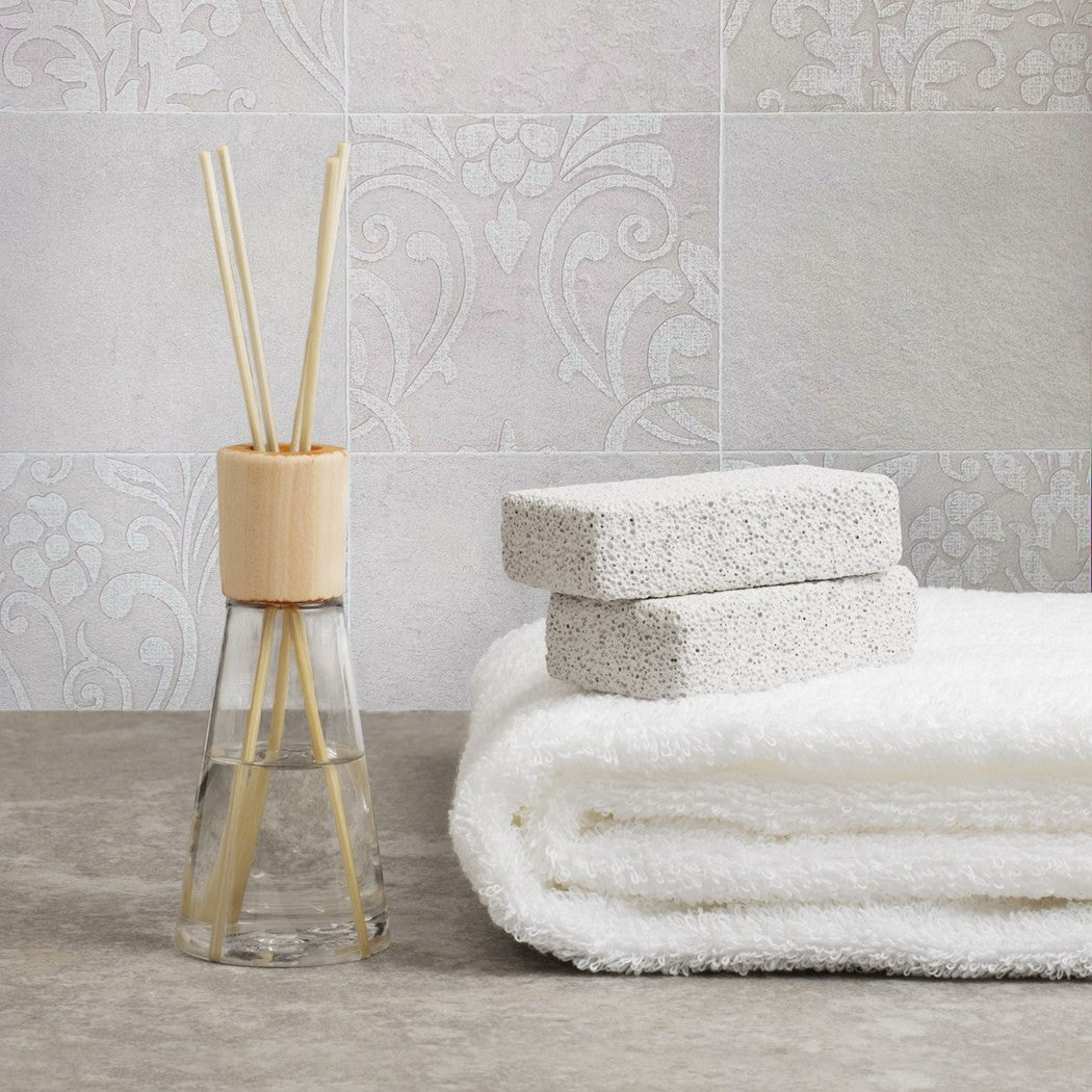 Jasny beżowy patchwork za ręcznikami i naczyniem z patyczkami Hailey Novamur 82256