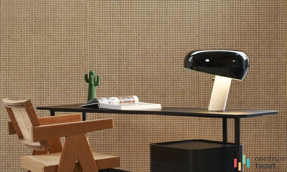 Rattanowy motyw Icons 85541 na ścianie we wnętrzu z drewnianym fotelem
