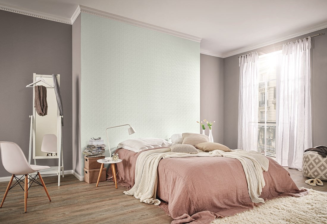 Pomalowane jasne tło Patent Decor 9554 z subtelnym rysunkiem przy większych tkaninach