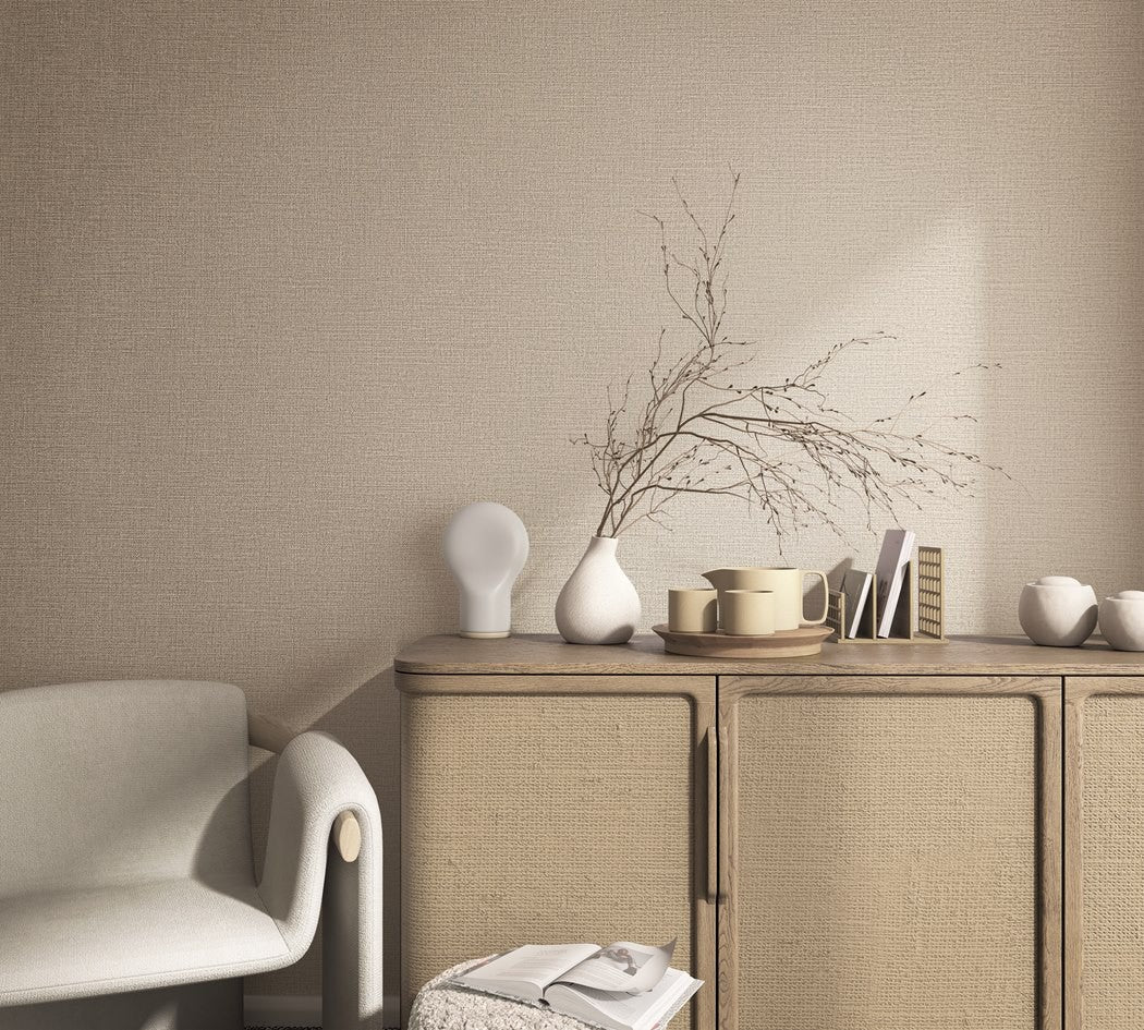 Beżowe tło Trace 98804 ponad komodą z ceramiką i gałązkami