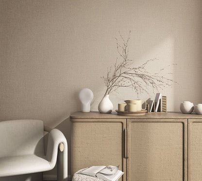 Beżowe tło Trace 98804 ponad komodą z ceramiką i gałązkami