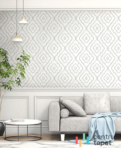 Szare rozety na ścianie nad jasną boazerią przy szarej sofie i błękitnej tkaninie, tapeta MB30905